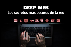 Una persona teclea en un ordenador para acceder a la Deep web
